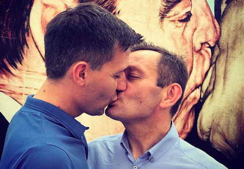 Prawicy nie podoba się pocałunek wiceprezydenta Warszawy