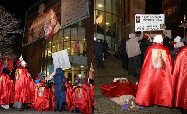 Toruń: protesty Krucjaty Różańcowej przed wystawą Mariny Abramović