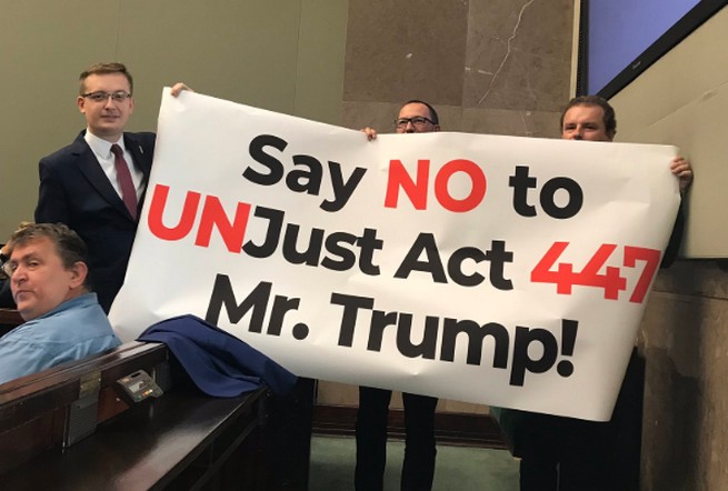 Konfederacja zrobiła protest przeciwko ustawie 447 w Sejmie, apel do Trumpa