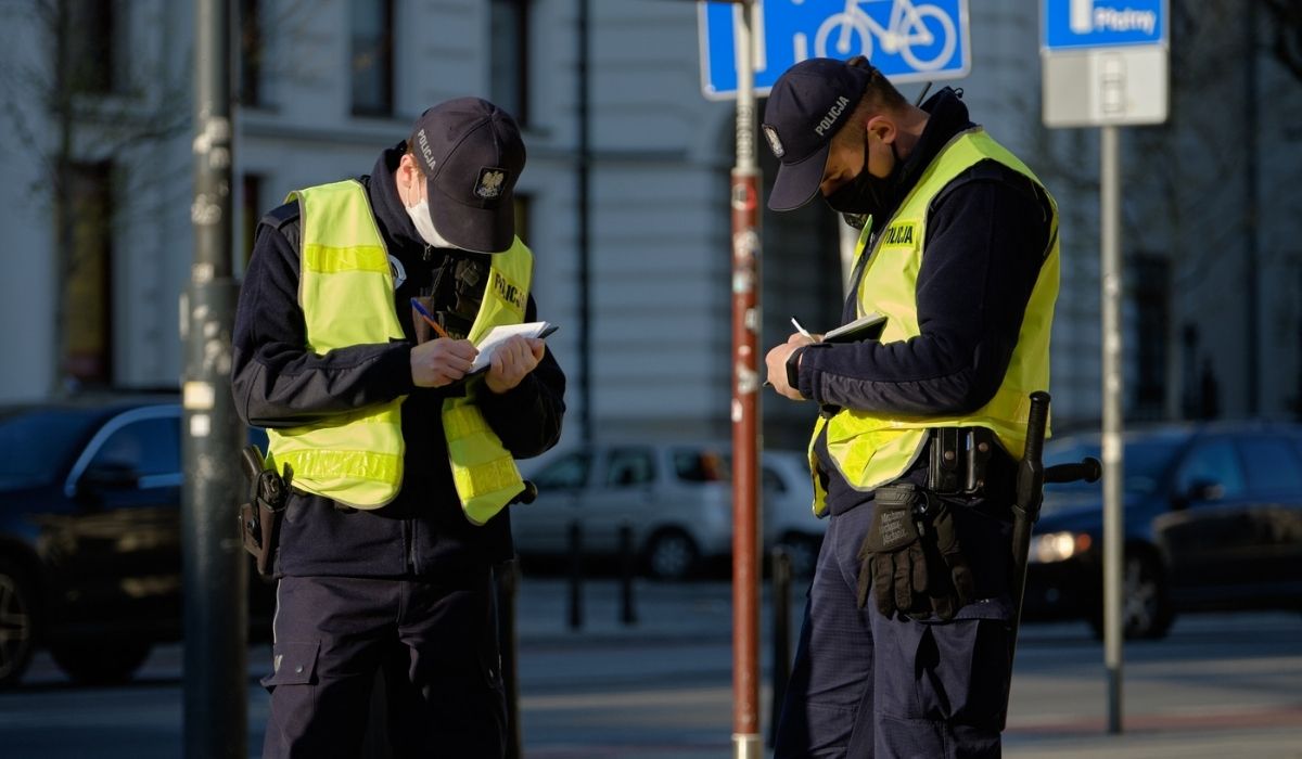 Policja w Warszawie wystawiła w weekend 900 mandatów za łamanie obostrzeń 