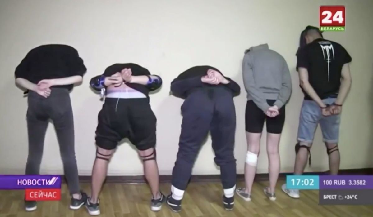 Białoruś: telewizja państwowa pokazuje pobitą młodzież, której "odechciało się rewolucji"