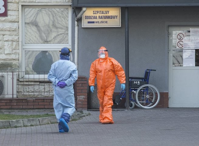 Córka zarażonej pielęgniarki z Limanowej opowiedziała, jak długo matka walczyła, by wykonano jej test