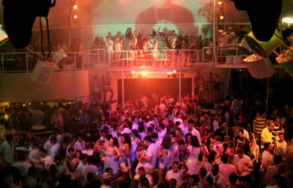 Niemcy: Amerykanka olała kwarantannę i zrobiła rajd po klubach, mogła zarazić nawet tysiące osób