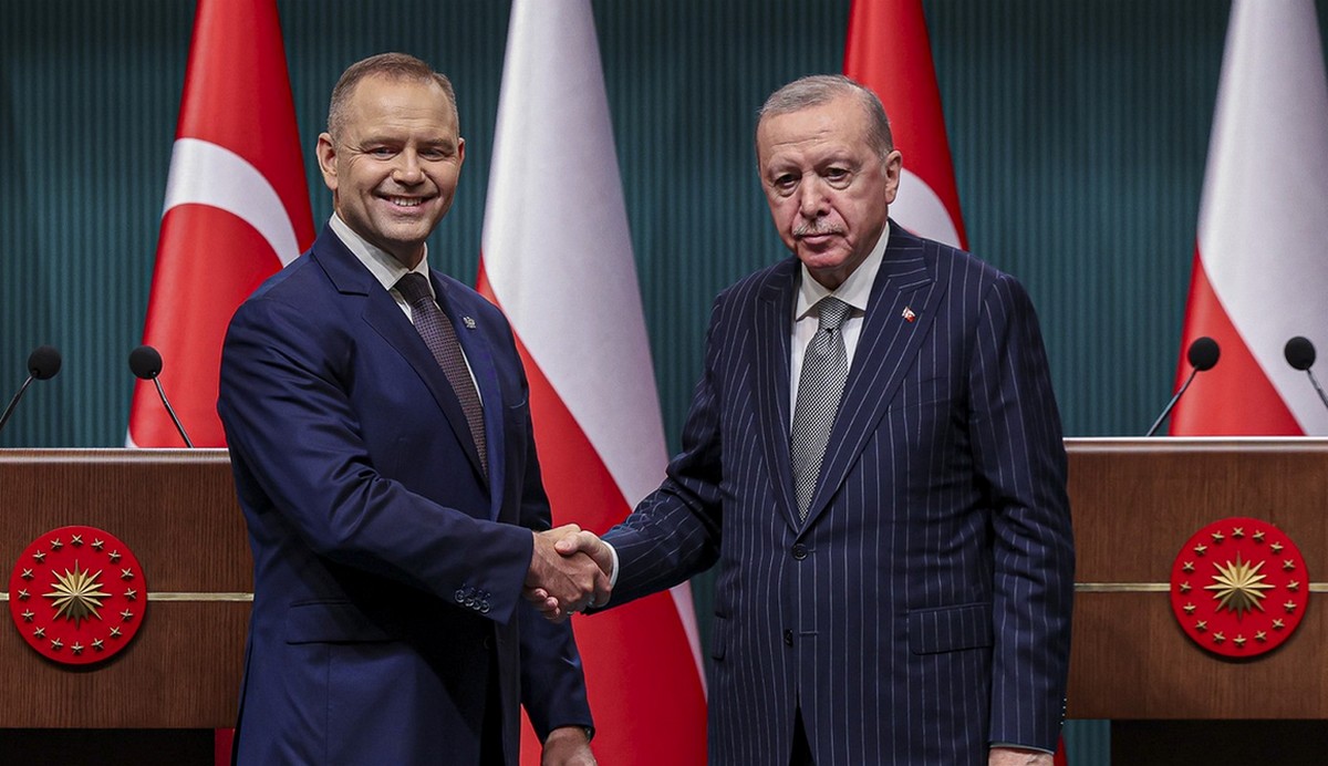 Minister Przydacz potwierdził, że Nawrocki dostał rewolwer od Erdogana, ale nie będzie z niego strzelał