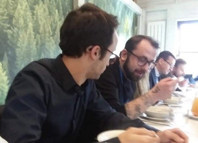 Premier Morawiecki przyłapany na jedzonku z etatowymi hejterami