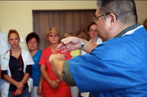 W Grudziądzu kolejki do Chińskiego Centrum Akupunktury. Na wizytę trzeba czekać 2 tygodnie