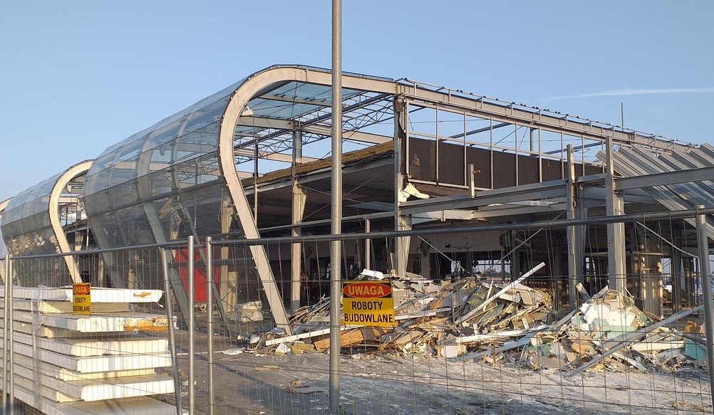 Zburzono nowy terminal lotniska w Radomiu, żeby postawić jeszcze nowszy