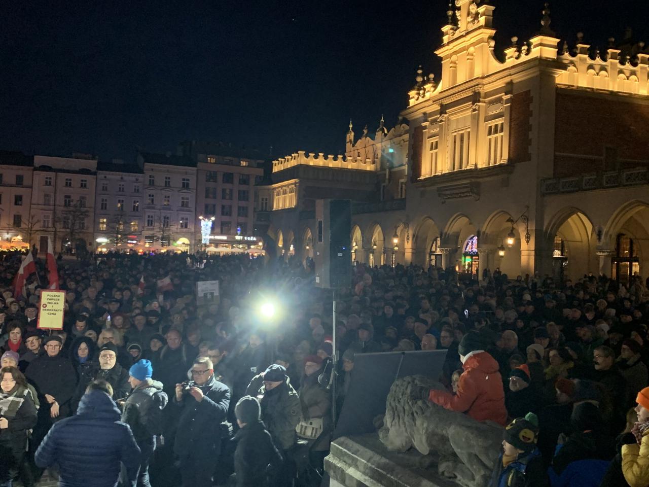 W całej Polsce trwają protesty w obronie sędziów