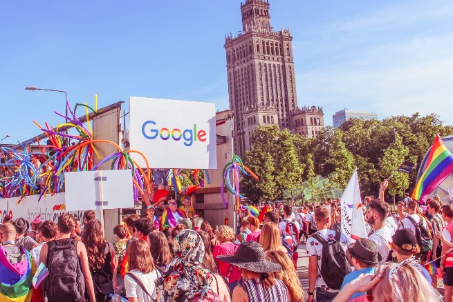 Parada Równości z szerokim wsparciem firm i korporacji, dedykowane platformy, stoiska i oferty