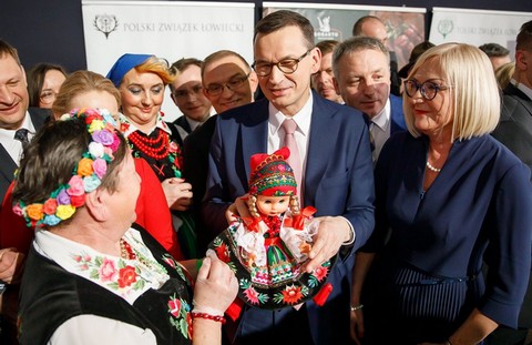 Morawiecki na Dniu Sołtysa: doiłem i posługiwałem się cepem. Bruce Lee nie dałby rady polskiemu chłopu