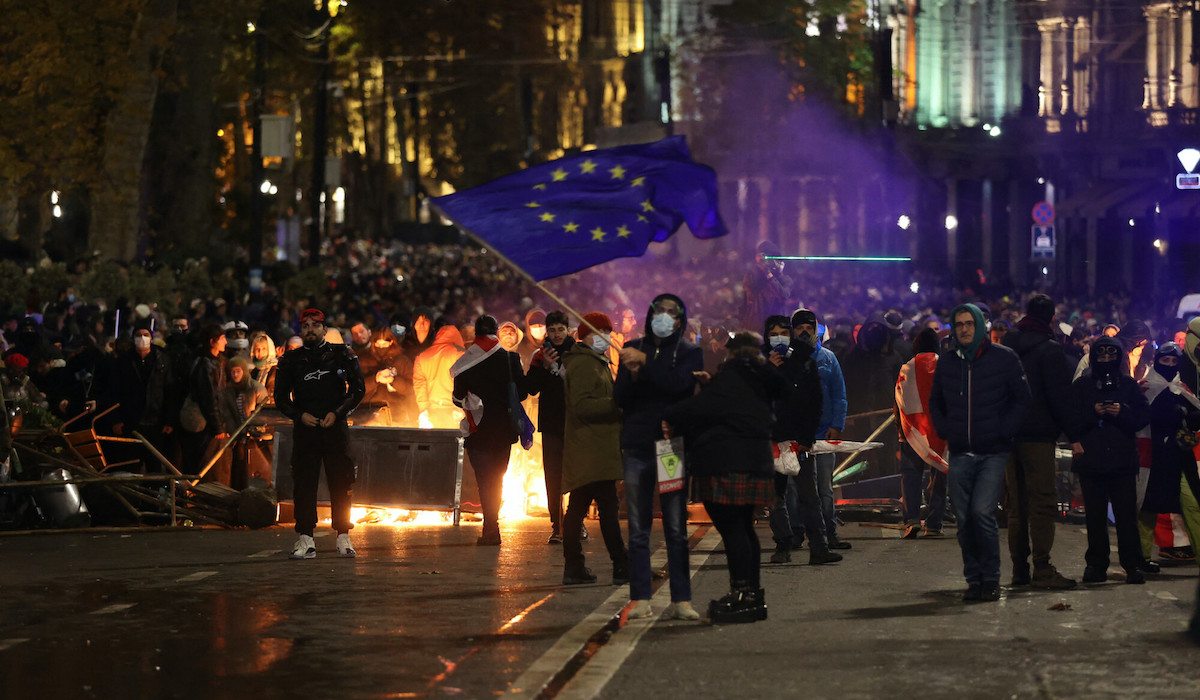 Gruzja: barykady z hulajnóg, ławek i koszy na śmieci, policja znowu brutalnie rozgoniła protesty
