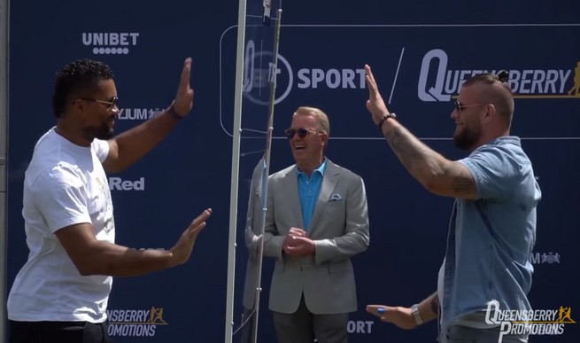 Kadr dnia: bezpieczna konfrontacja bokserów w czasie pandemii