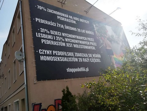 Plakaty porównujące homose*sualizm do pe*ofilii pojawiły się na ulicach Poznania