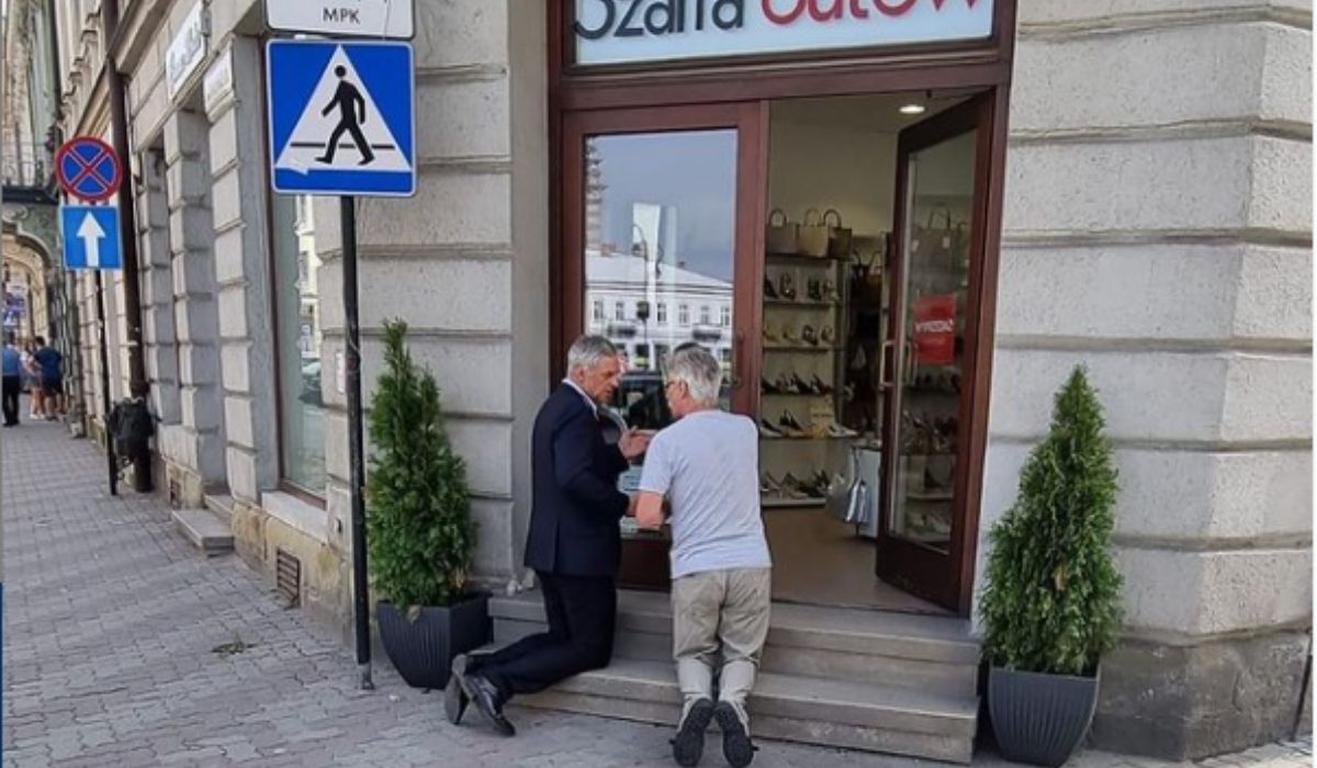 Poseł KO wdał się w jakiś dziwny pojedynek modlitewny, razem z przechodniem modlił się pod sklepem obuwniczym
