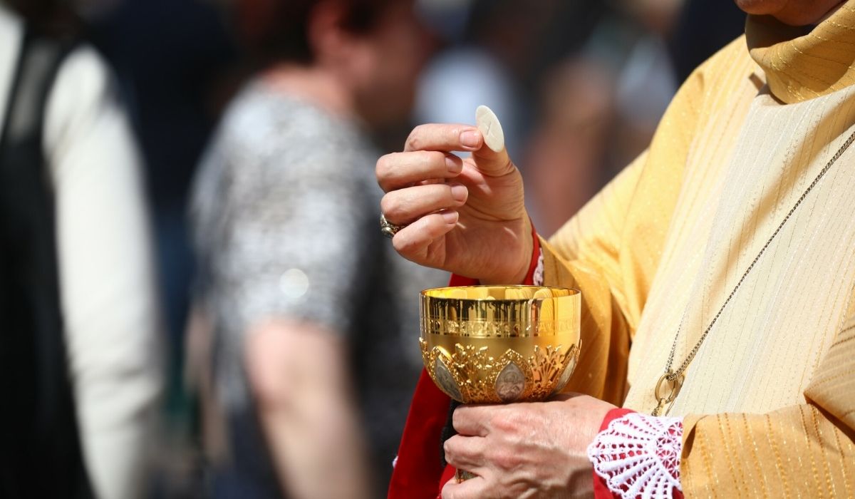 Kobiety będą mogły rozdawać komunię w kościołach jako akolitki, zmiana wchodzi w życie od 12 grudnia
