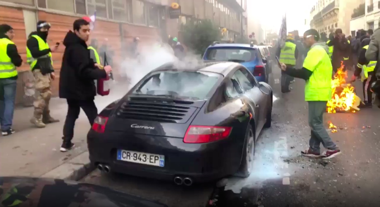 Paryż: "żółte kamizelki" rozbijają witryny i podpalają samochody
