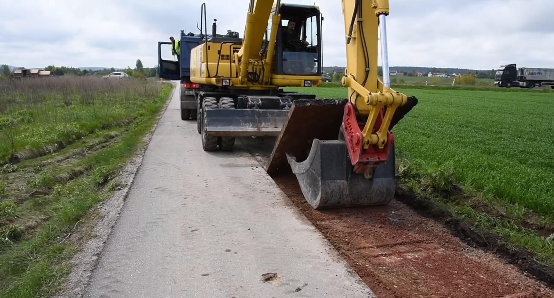 Gmina na Kielecczyźnie zwija asfalt. Droga przebiegała przez prywatny teren
