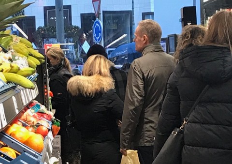 Donald Tusk stoi w kolejce po jajka w Brukseli