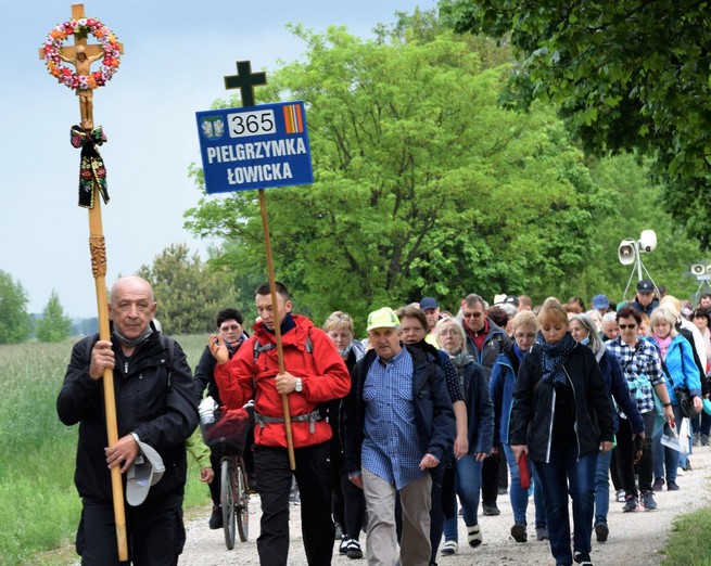 Łowicka pielgrzymka na Jasną Górę zatrzymana przez policję. "Ludzie uciekali przez pola i w las"