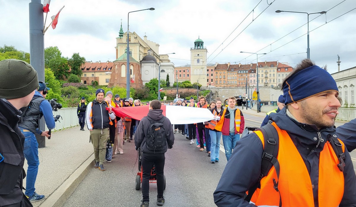 Ostatnie Pokolenie rozpoczęło blokady mostów w Warszawie, ale po 9:00, żeby nie blokować maturzystów