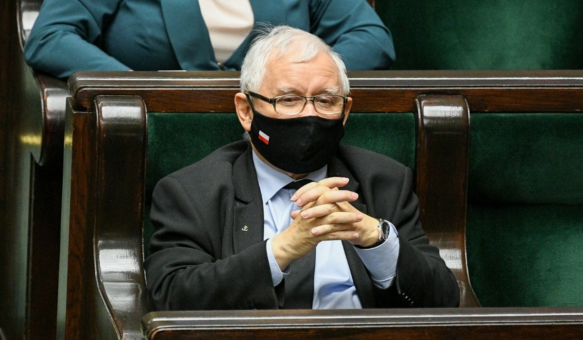 Rzecznik PiS potwierdza, że prezes się zaszczepił i że grzecznie czekał na swoją kolejkę