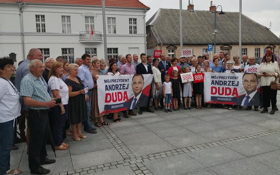 Rogoźno: mieszkańcy myśleli, że idą na badania na koronawirusa, trafili na wiec poparcia Dudy 