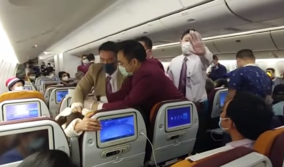 Chinka zaatakowała kaszlem stewardesę, w odpowiedzi została obezwładniona, no bo bez przesady