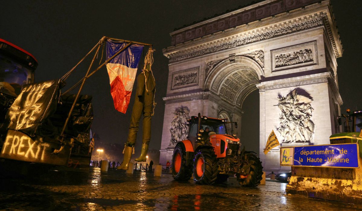 Rolnicy zjechali się do centrum Paryża i zrobili manifestację na traktorach pod Wieżą Eiffla