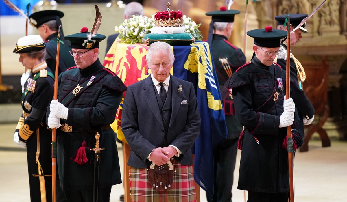 Król Karol III zaczyna rządy od licznych zwolnień pracowników obsługujących jego byłą rezydencję