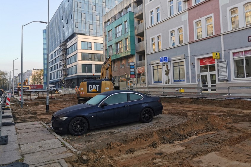 Szczecin: zaparkowany samochód blokuje remont drogi, poszukiwany właściciel