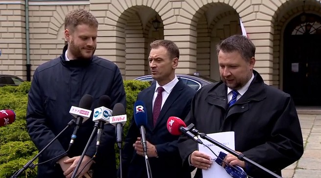 Posłowie KO znowu wbili się na nie swoją konferencję, tym razem z pytaniem o maseczki