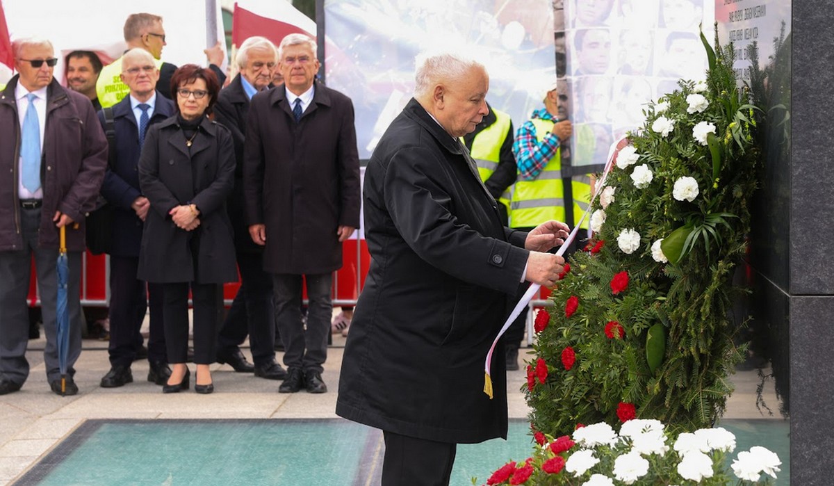 Prezes Kaczyński podczas miesięcznicy stwierdził, że polska policja "jest w sojuszu z Putinem"