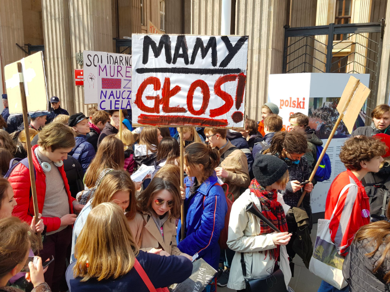 Uczniowie wspierają strajkujących nauczycieli, zebrali się pod siedzibą MEN