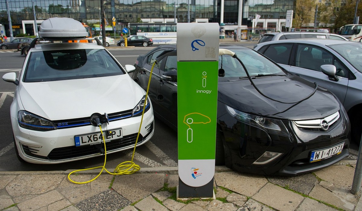 UE określiła, że stacje ładowania elektryków muszą znajdować się co najmniej co 60 km