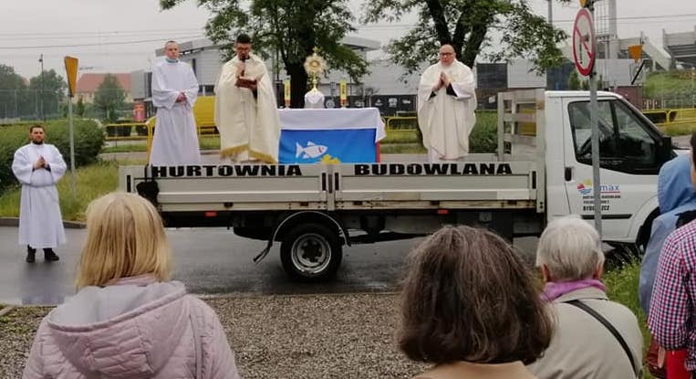 Bydgoszcz: ksiądz w trosce o wiernych elegancko ograł temat i zrobił mobilny ołtarz
