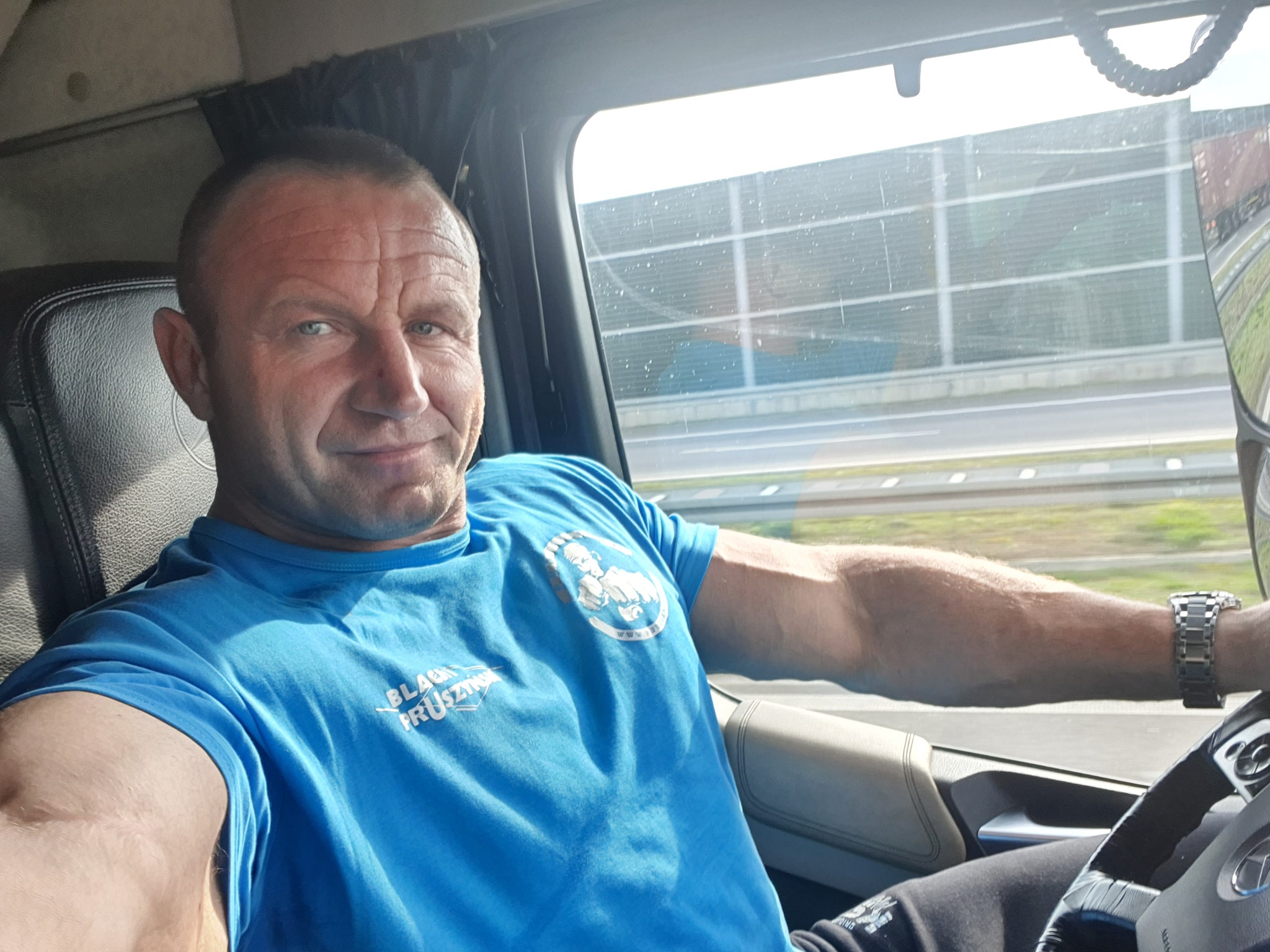 Pudzian krytykowany za selfie bez pasów na drodze szybkiego ruchu