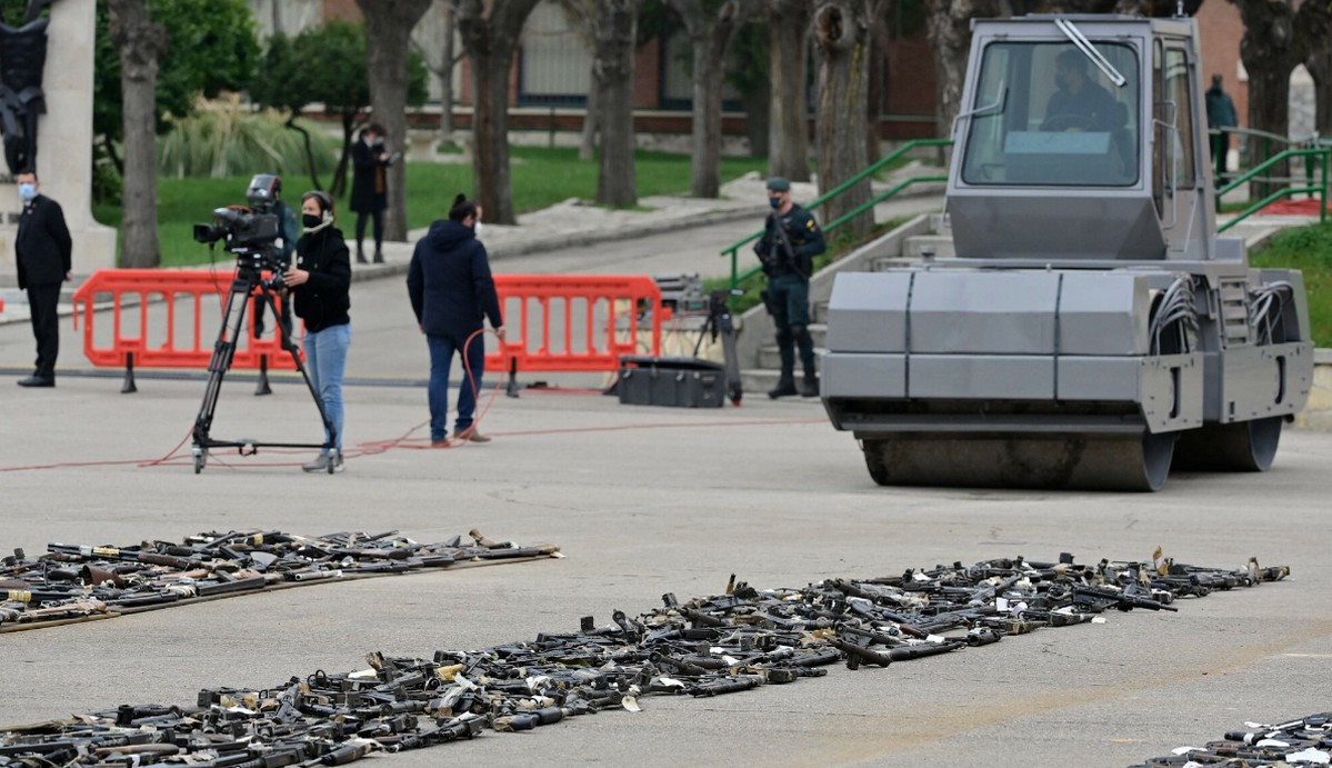 W Madrycie urządzono uroczyste rozjeżdżanie broni walcem, nawet premier przyszedł popatrzeć