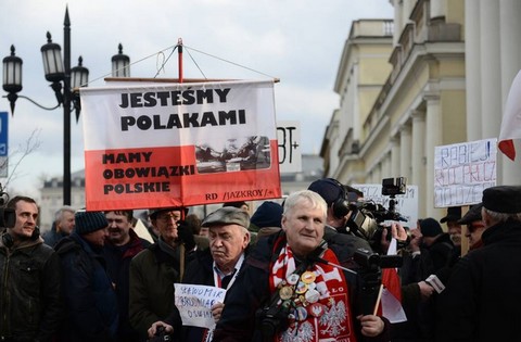 Protest przeciwko karcie LGBT+ pod warszawskim ratuszem