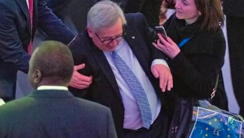 Juncker wywrócił się na schodach. "To przez wypadek samochodowy z 1989 r."