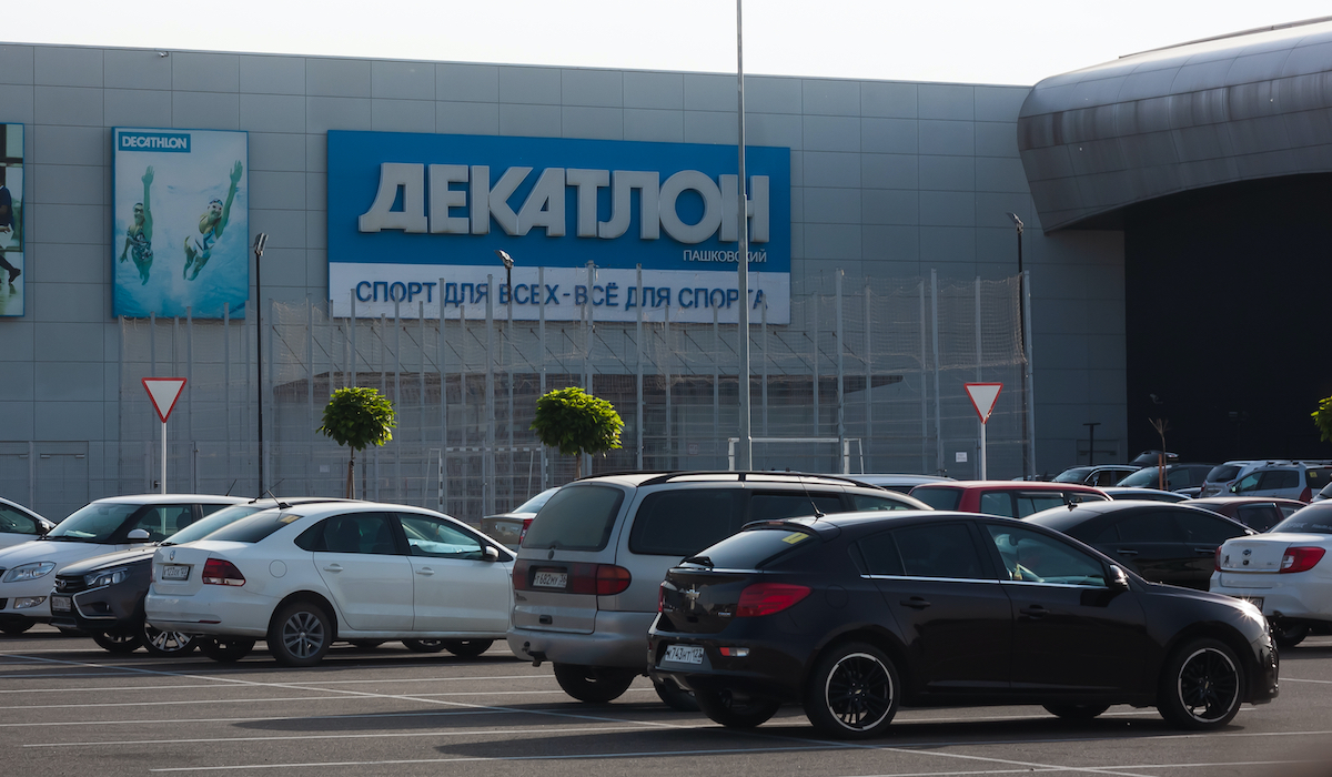 Decathlon jednak zawiesi działalność w Rosji, ale raczej z powodu problemów z dostawami niż etycznych