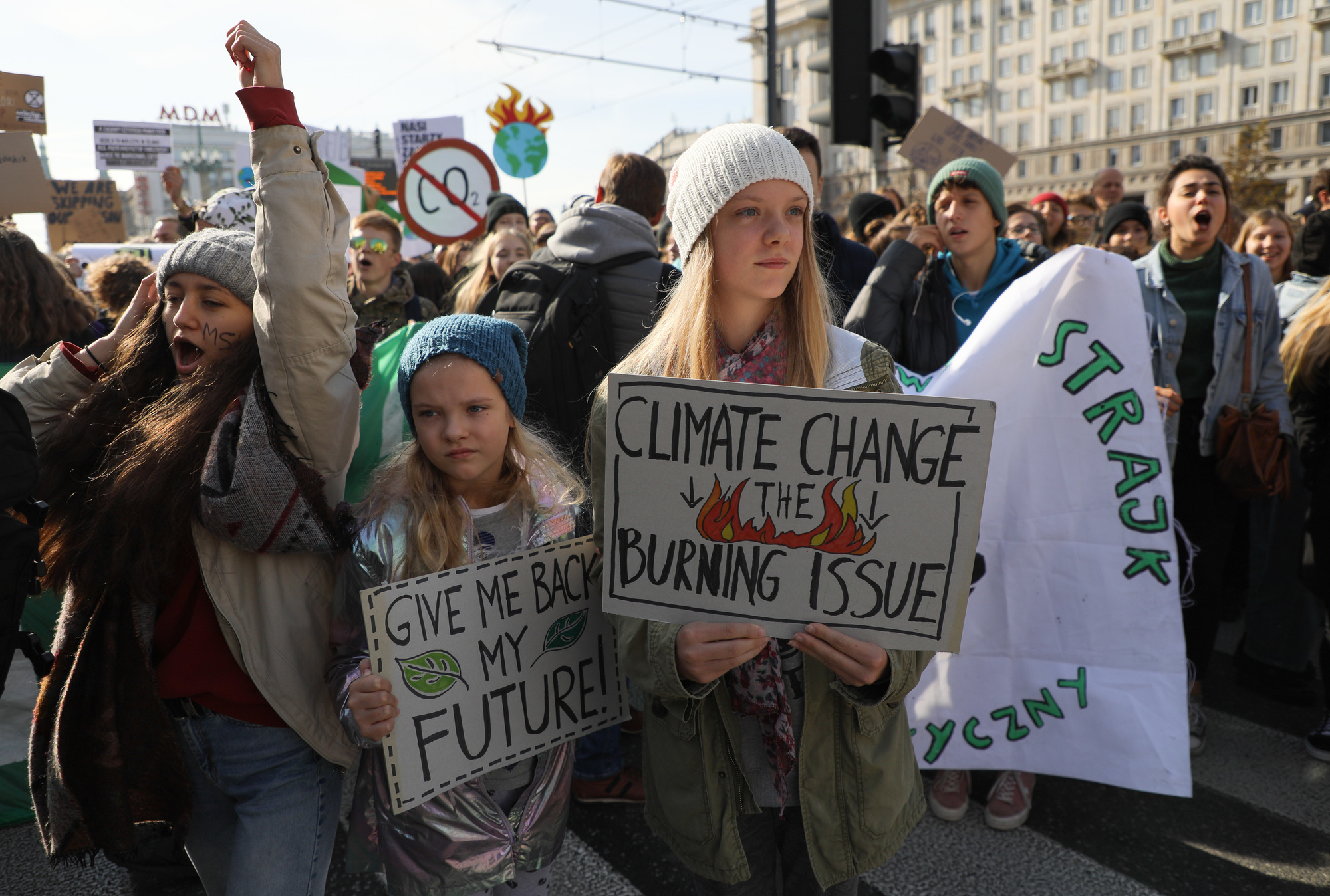 Tysiące młodych ludzi na strajku klimatycznym w Warszawie
