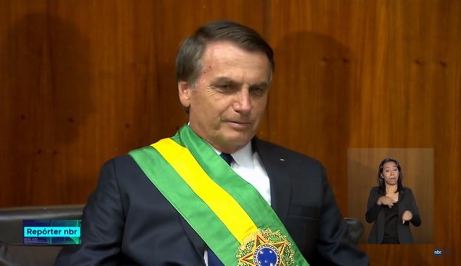 Dziennikarze pozywają Bolsonaro za to, że zdjął przy nich maseczkę