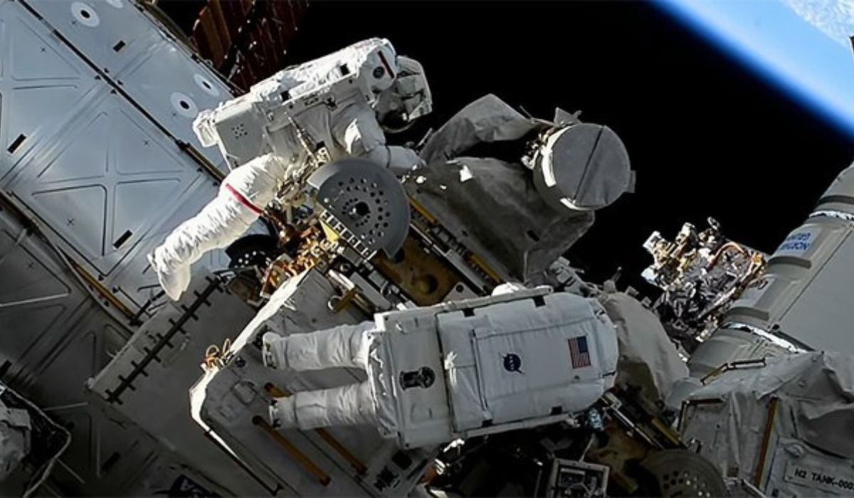 Kosmonautkom NASA na spacerze zgubiła się torba z narzędziami i teraz sobie tak lata