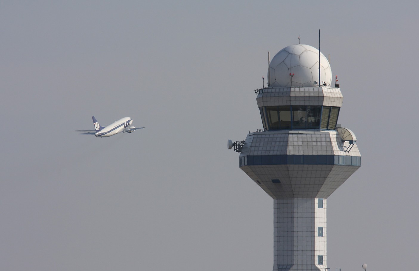 Warszawa: protest kontrolerów lotów na warszawskim Okęciu, okupują wieżę kontroli