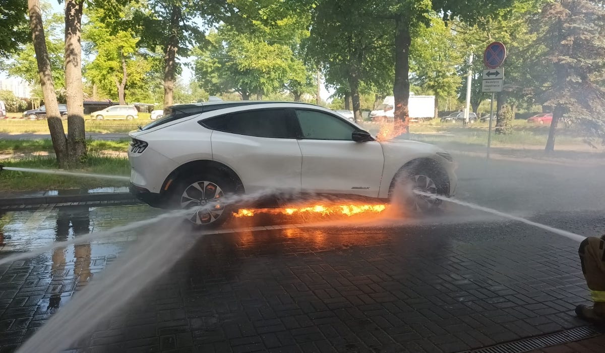 Gdańsk: strażacy gasili elektrycznego forda godzinami, a ten godzinami nie chciał przestać się kopcić