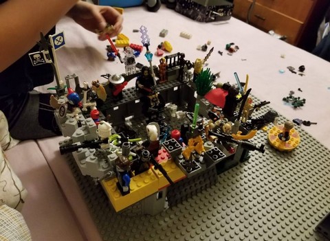 Tysiące ludzi zaangażowało się w szukanie klocków dziecka z zaburzeniem. Pomogło