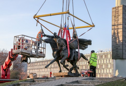 Pomnik Jazdy Polskiej przestawiony du*ą do parku