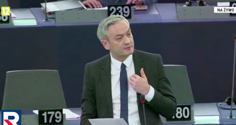 Biedroń w Europarlamencie: "w Polsce są sklepy, restauracje i hotele, do których nie mogę wejść"