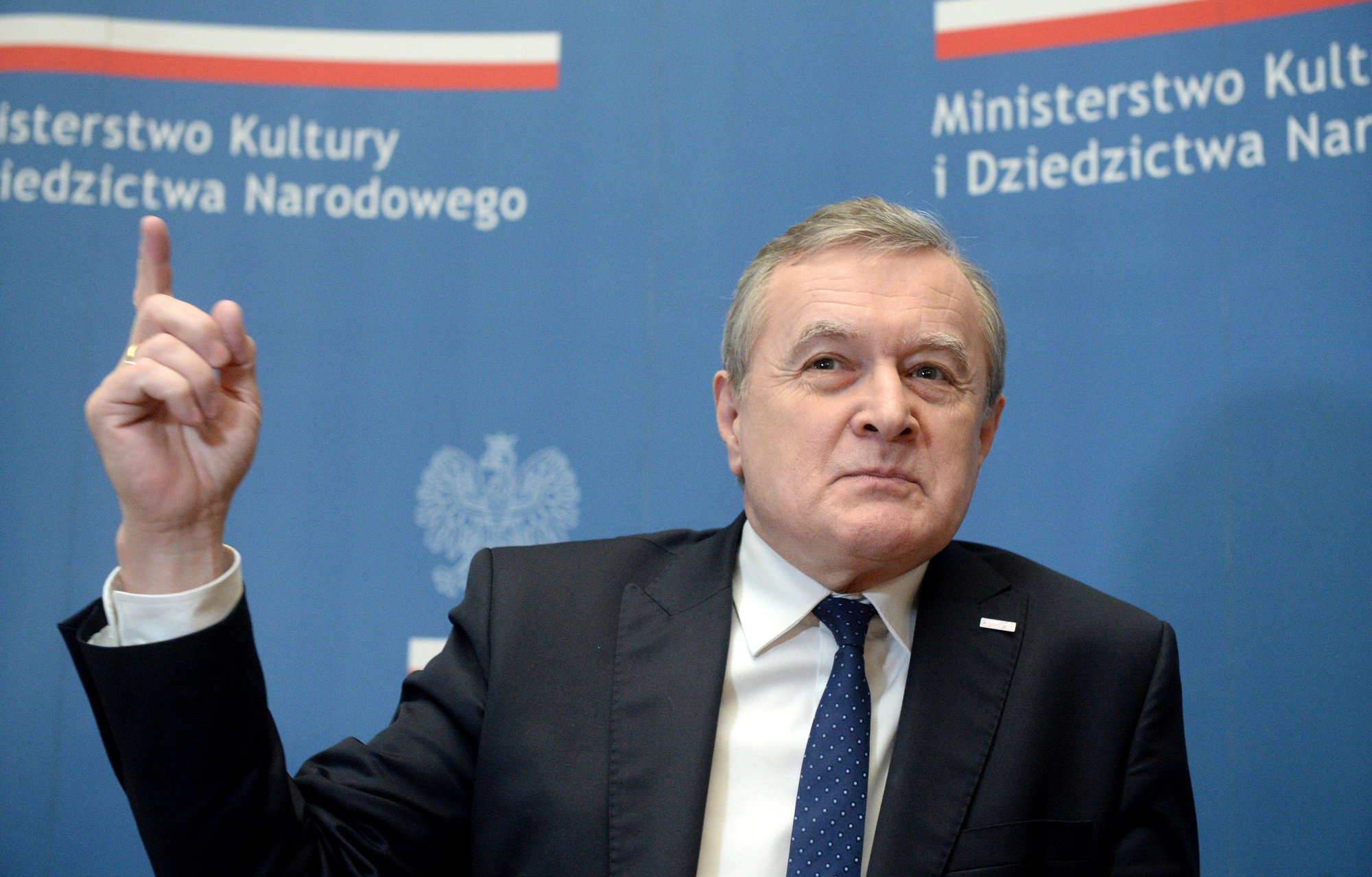 Gliński dorzuci 200 tysięcy zł na walkę z "ideologią LGBT" i ochronę młodzieży przed deprawacją