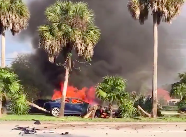 Kierowca Tesli spłonął żywcem po wypadku, bo nie wysunęły się klamki